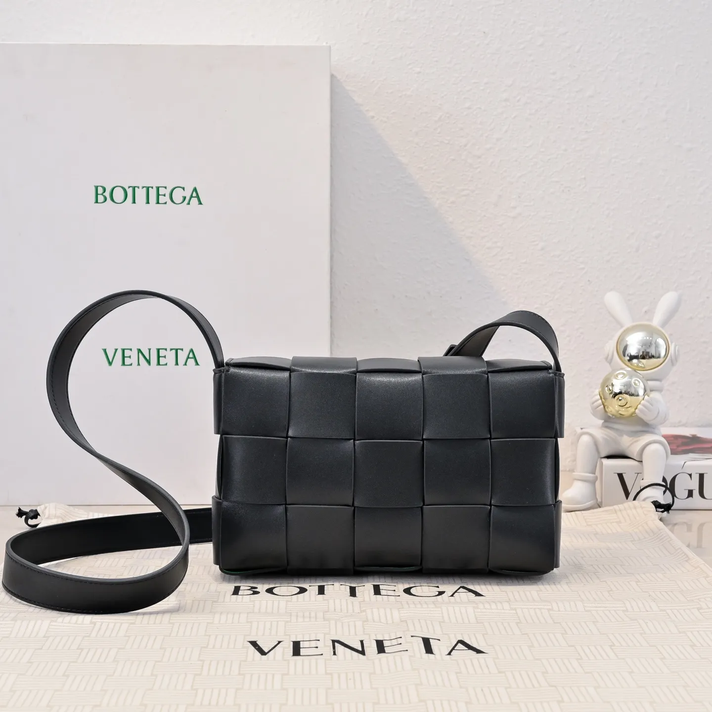 Batch 1520 B Home The new version of CASSETTE has a two-color design with a silver buckle and a hardware triangle buckle. It is really amazing. The two-color urban leather is stiff and fashionable. The lining of the bag is made of suede leather to create a style contrast with the outside. There is no bump in the bag. It is classic weaving, low-key luxury, but there are surprises inside. Simple and easy to wear, suitable for any outfit. Highlights are the same size for men and women. Model: 8768 size：23x15x5